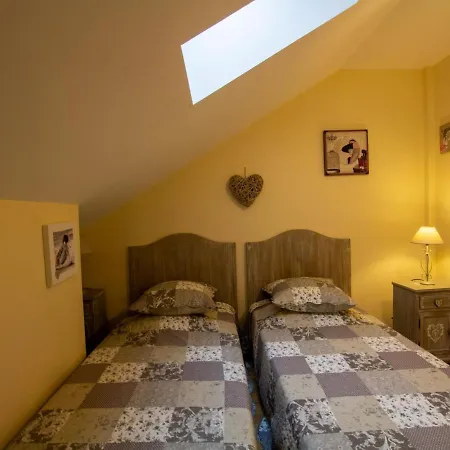 Maison Spacieuse Avec Jardin Clos Et Wifi A - Fr-1-616-63 * Saint-Germain-et-Mons